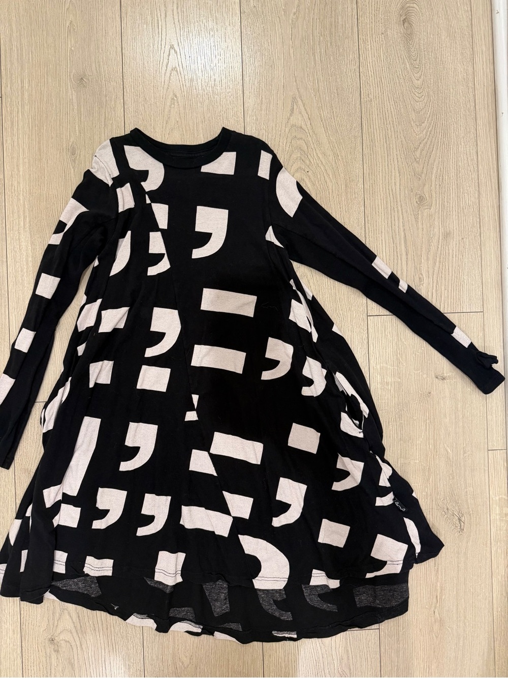 Nununu Black Long-Sleeve Top with Cream Graphic Print Kid size 8-9
